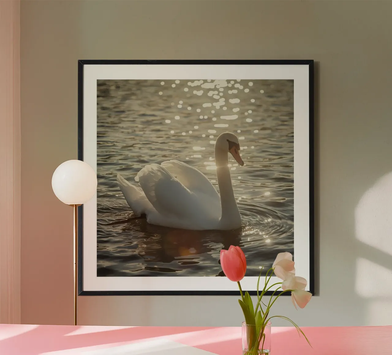 Cigno bianco sull'acqua con riflessi di luce solare poster con telaio in plastica da DesignDoodle
