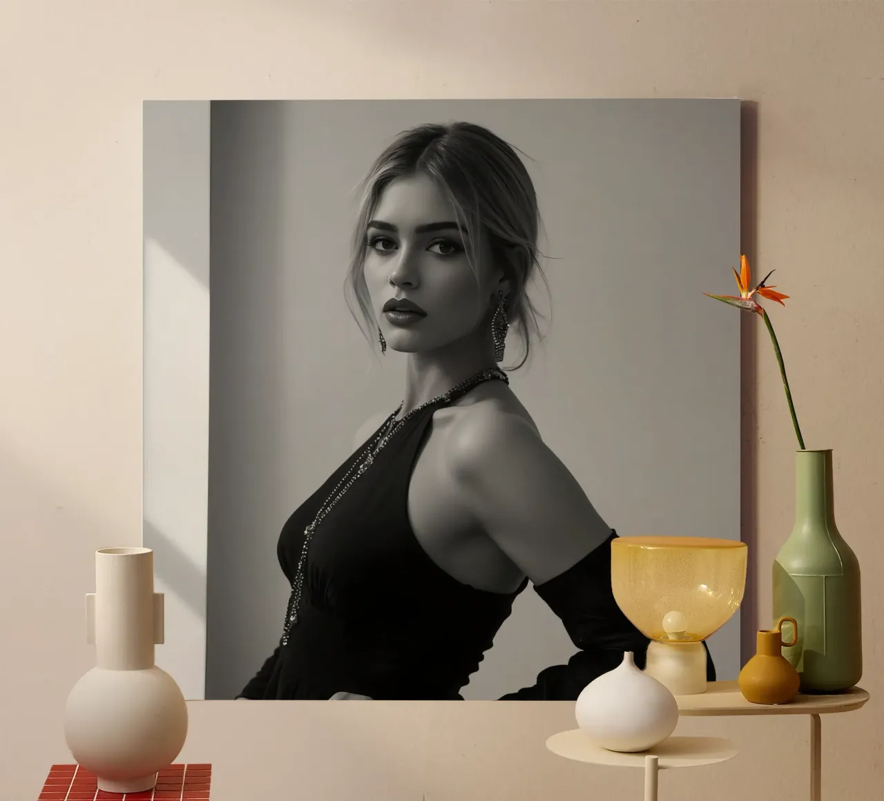 Vrouw in zwarte jurk met sieraden Portret canvas met Baklijst van DesignDoodle