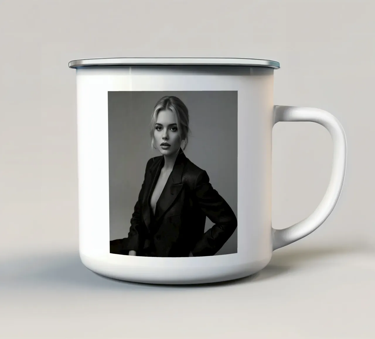 Donna in blazer Ritratto in bianco e nero tazza in smalto da DesignDoodle