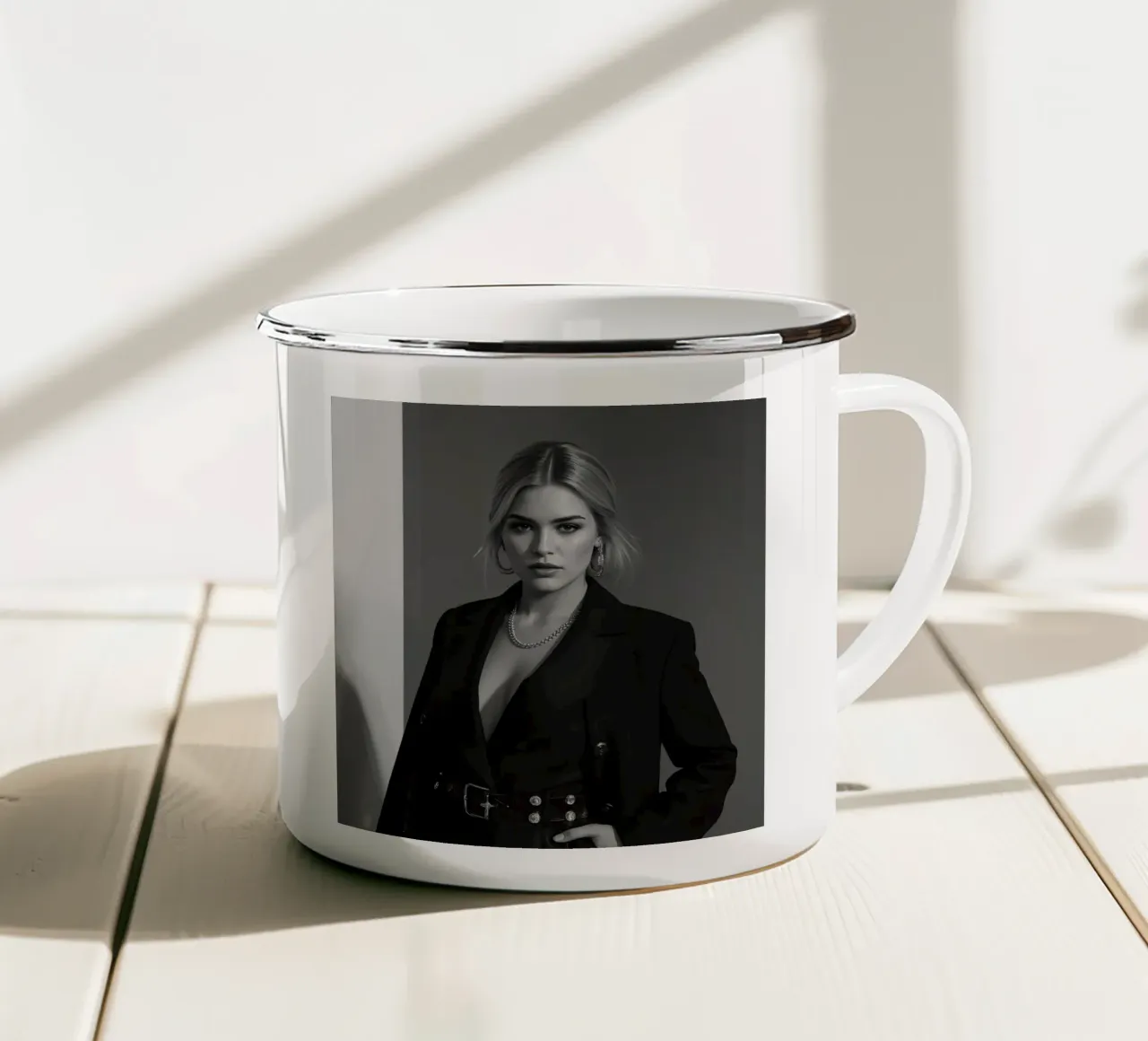 Donna in blazer con gioielli Ritratto in bianco e nero tazza in smalto da DesignDoodle