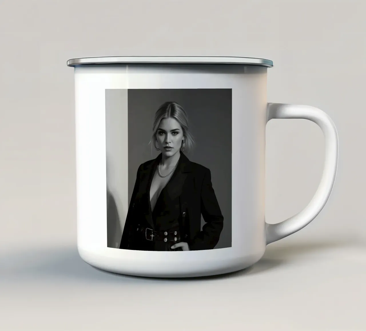 Donna in blazer con gioielli Ritratto in bianco e nero tazza in smalto da DesignDoodle
