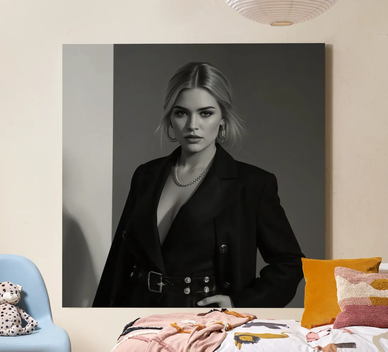 Donna in blazer con gioielli Ritratto in bianco e nero tela con Cornice a cassetta da DesignDoodle