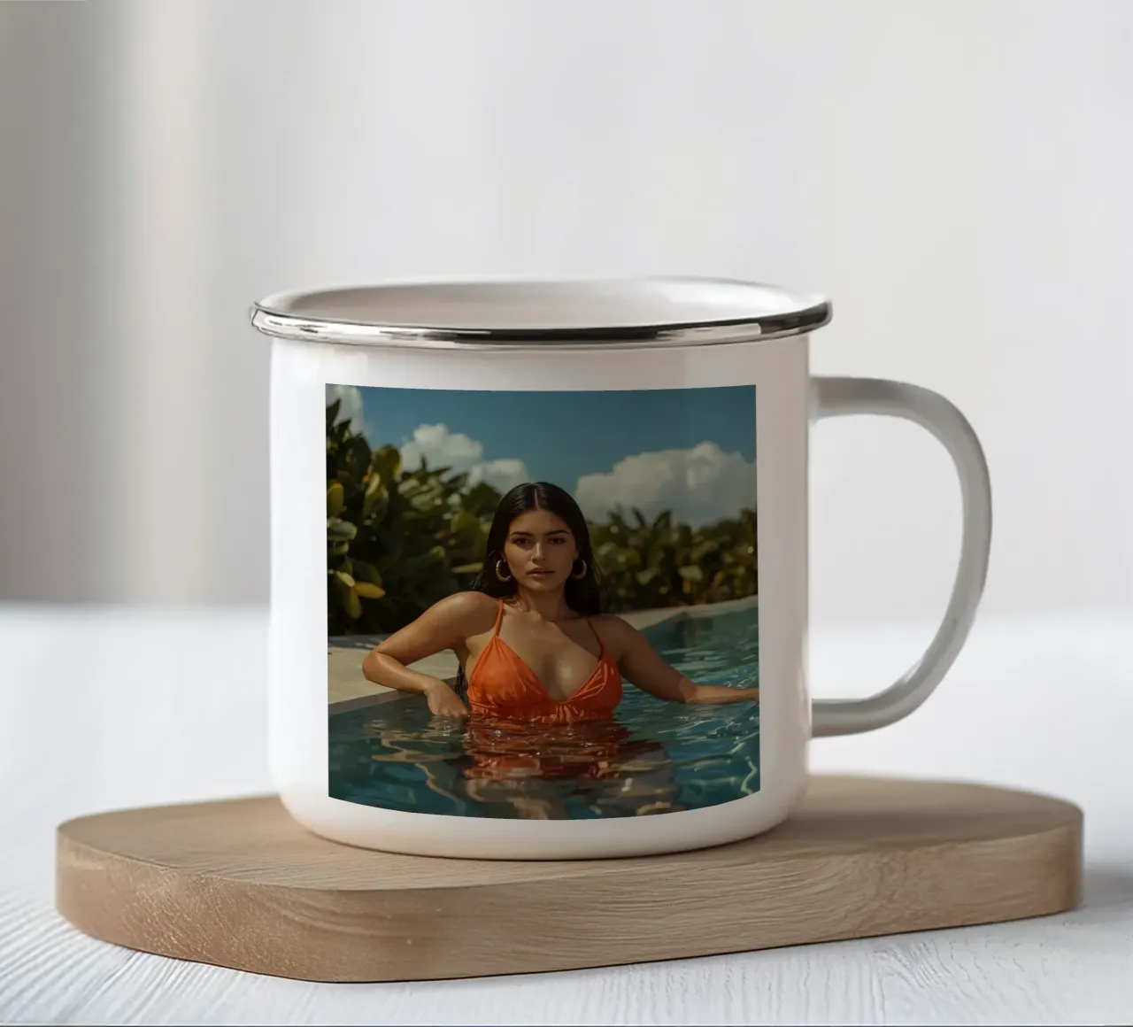 Donna in bikini arancione in piscina tazza in smalto da DesignDoodle