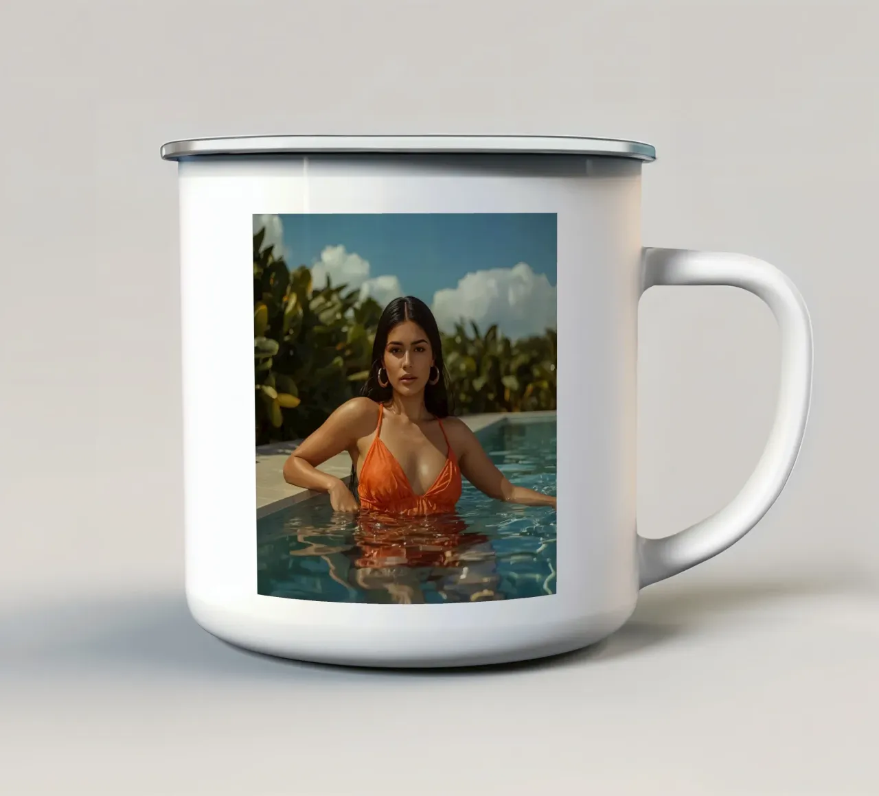 Donna in bikini arancione in piscina tazza in smalto da DesignDoodle