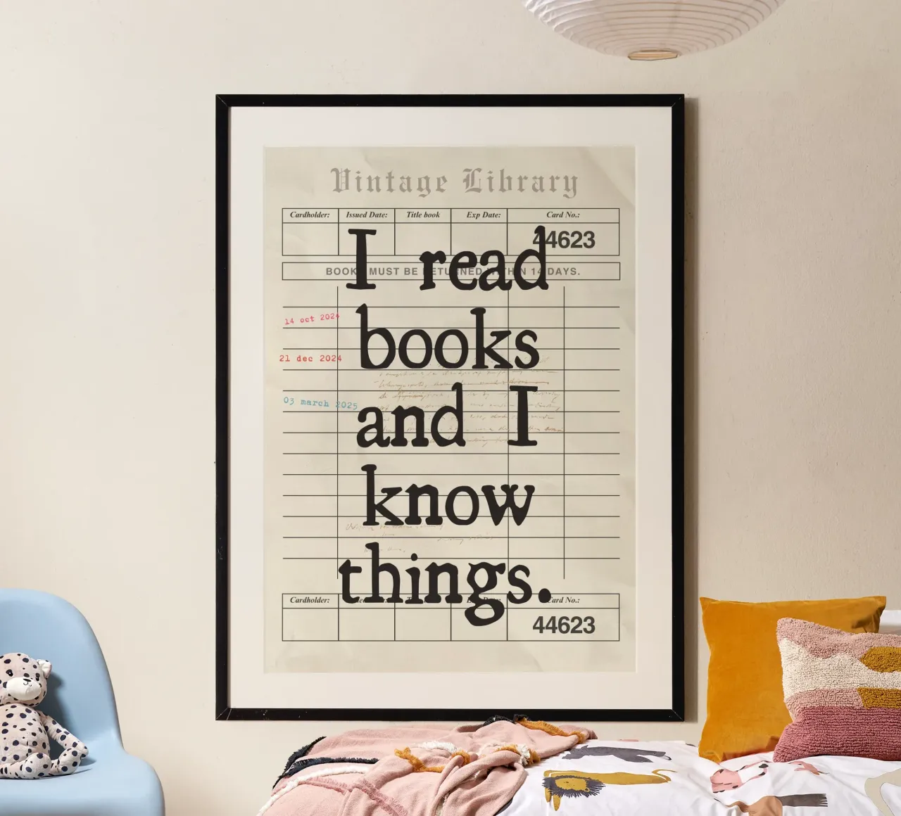 I Read Books & I Know Things (Leggo i libri e so le cose) Vintage Library Card Art (Carta della Biblioteca) poster con telaio in plastica da vintagepod