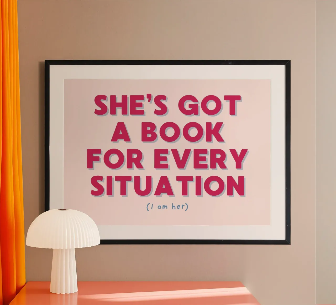 Stampa d'arte "She's Got A Book For Every Situation". poster con telaio in alluminio da vintagepod