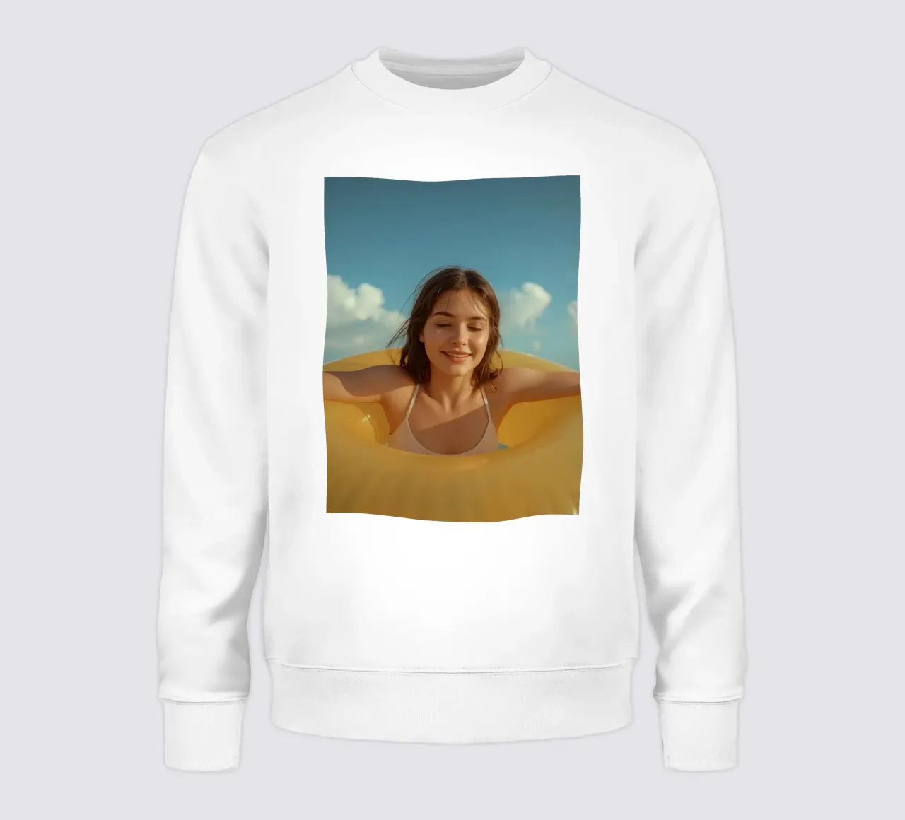 Femme en maillot de bain avec un anneau gonflable jaune sweat de DesignDoodle
