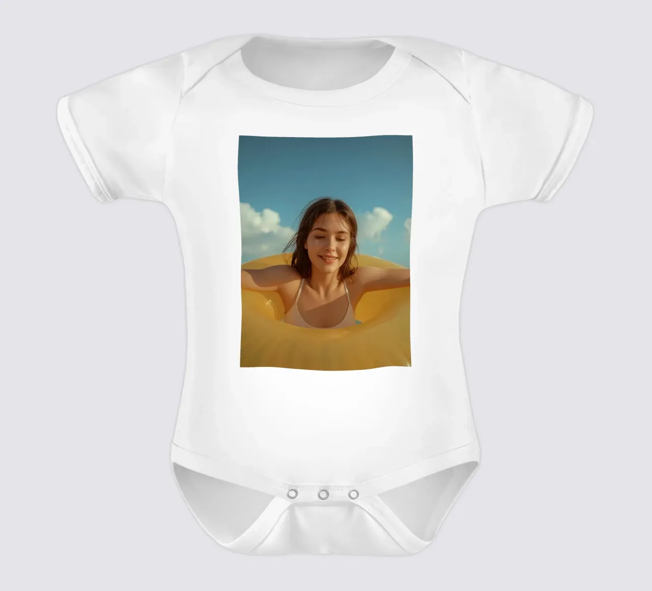 Femme en maillot de bain avec un anneau gonflable jaune body bébé de DesignDoodle