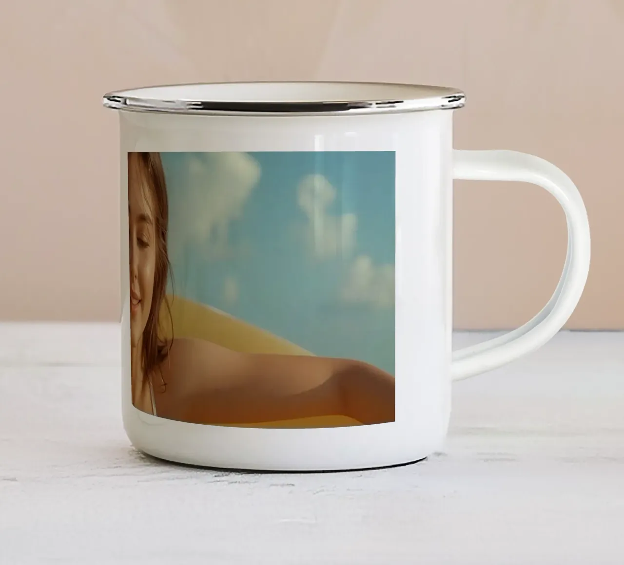 Femme en maillot de bain avec un anneau gonflable jaune mug en émail de DesignDoodle