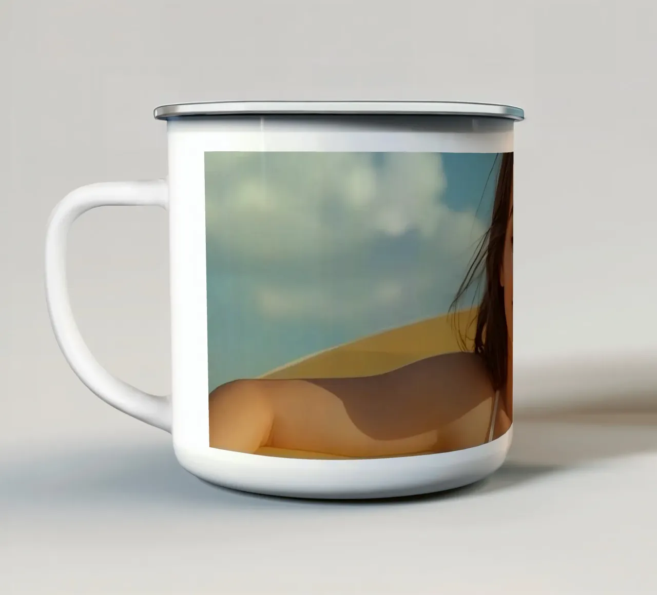 Femme en maillot de bain avec un anneau gonflable jaune mug en émail de DesignDoodle