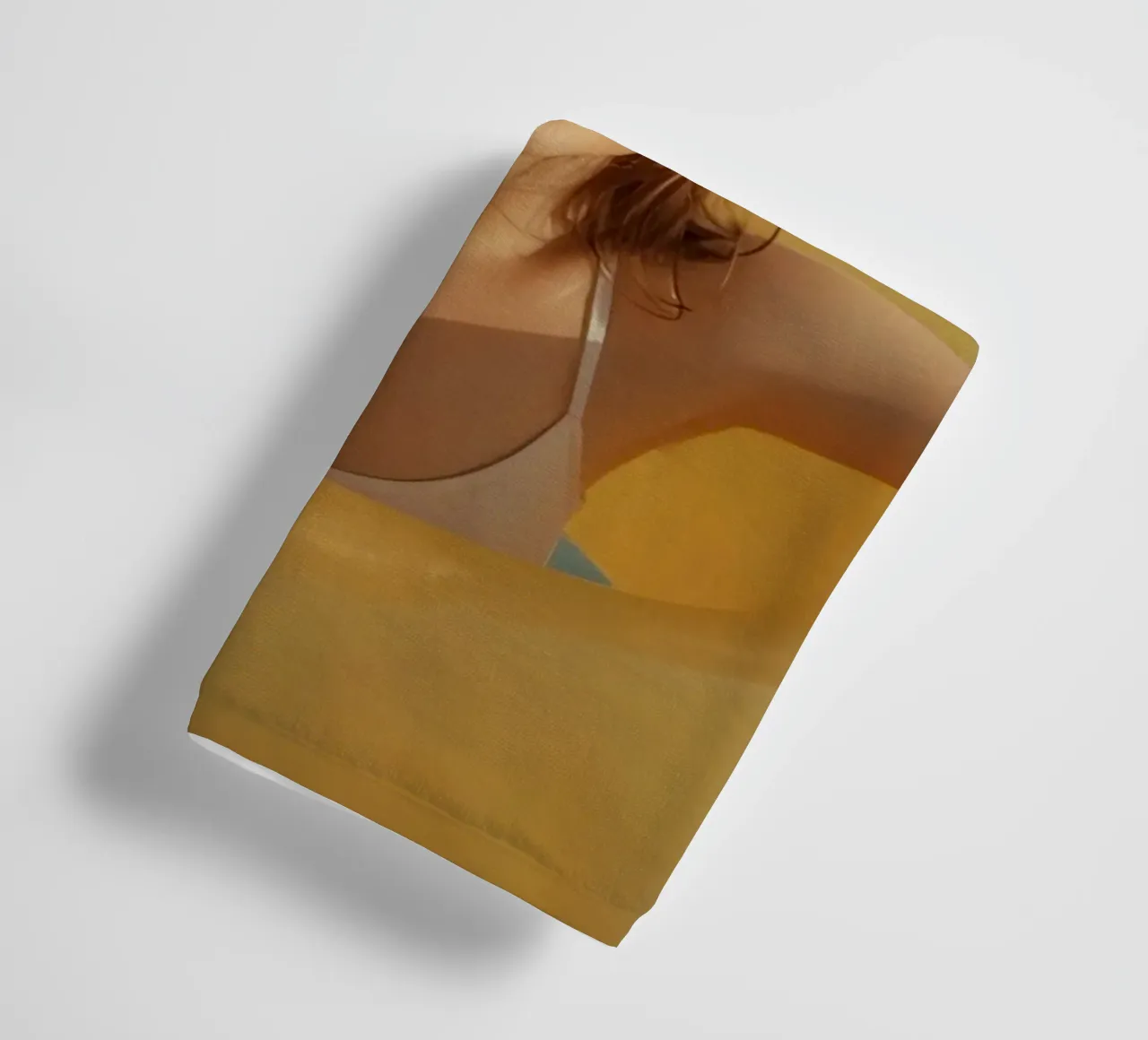 Femme en maillot de bain avec un anneau gonflable jaune serviette de bain de DesignDoodle