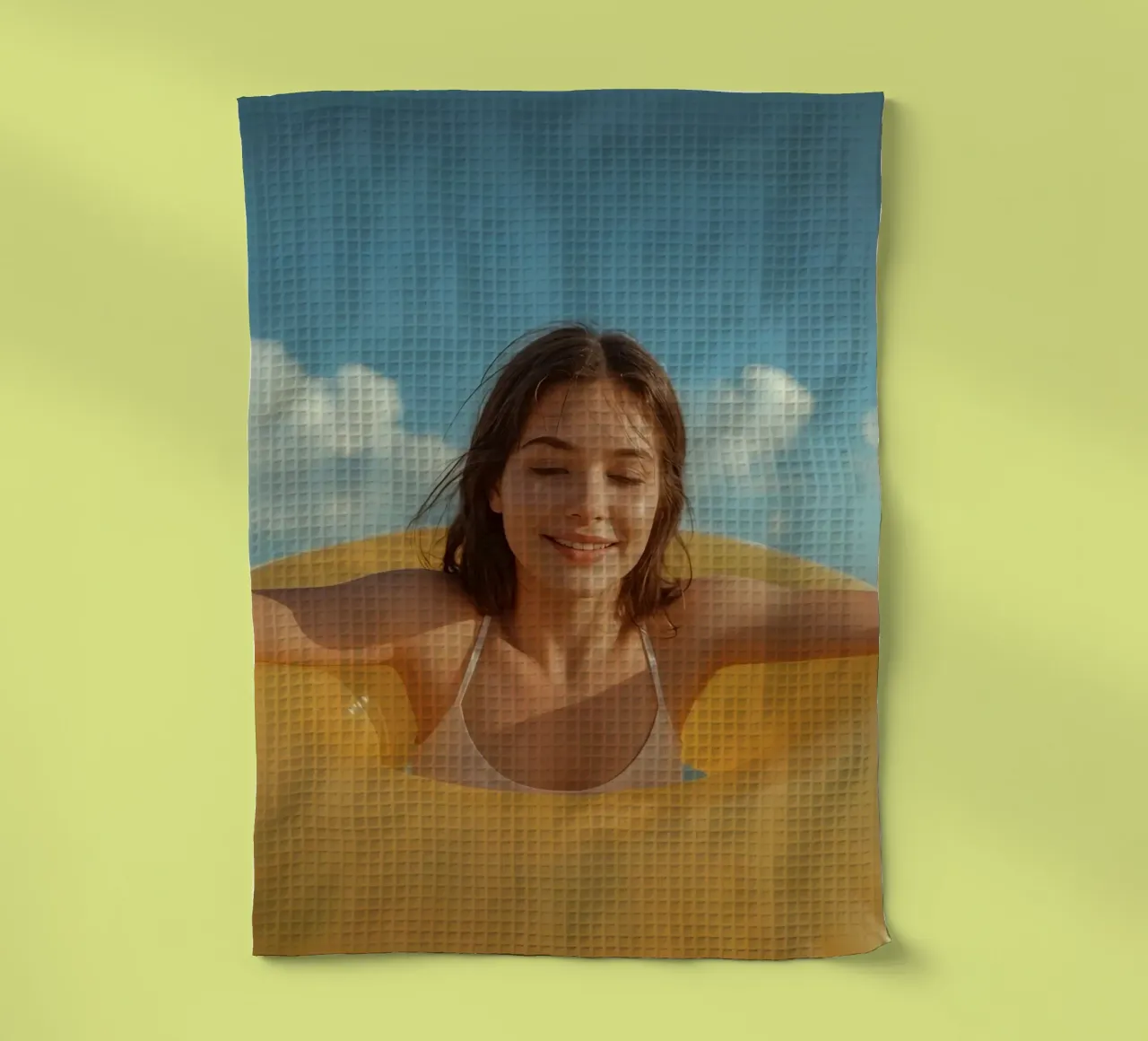 Femme en maillot de bain avec un anneau gonflable jaune torchon de DesignDoodle