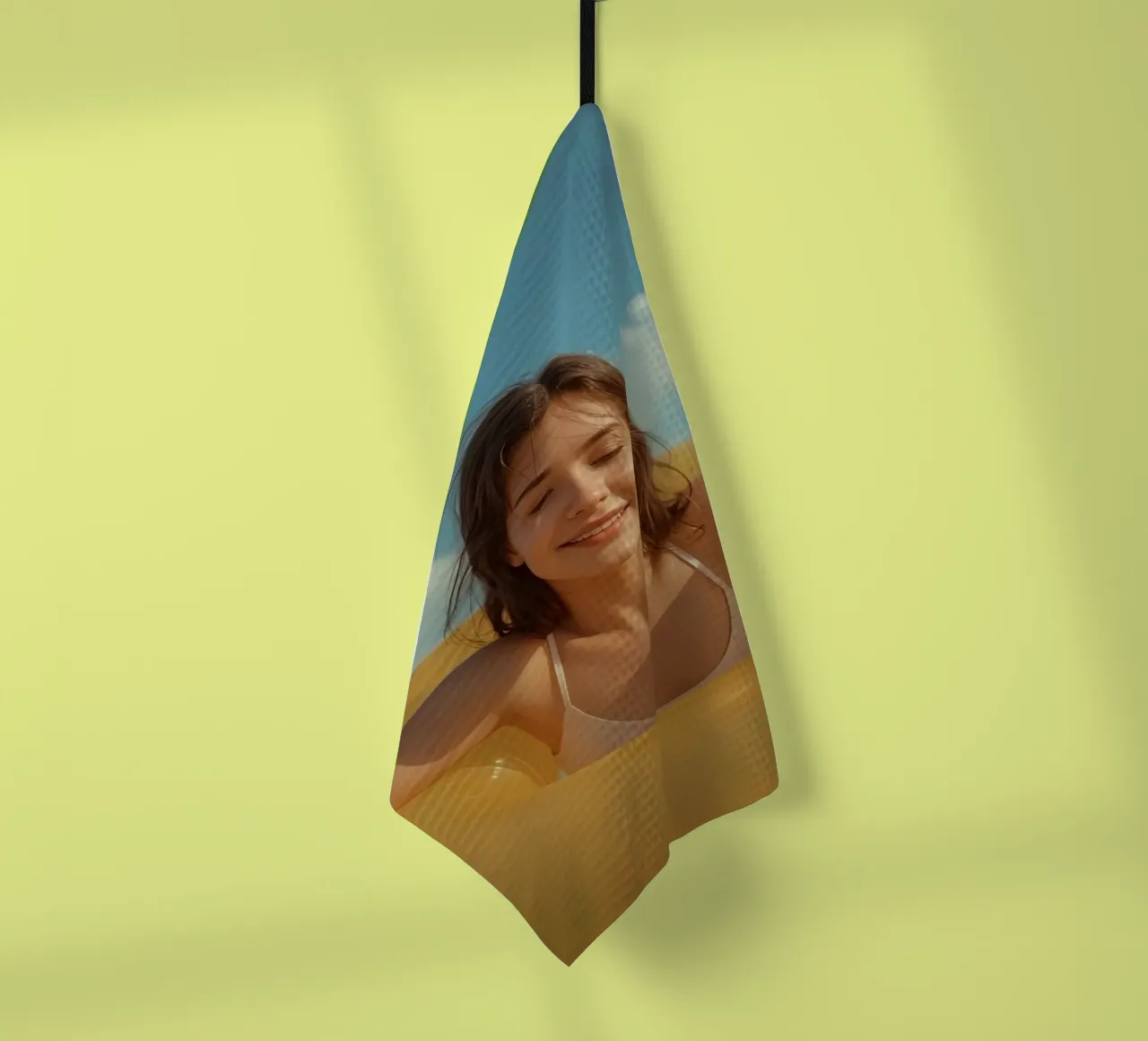 Femme en maillot de bain avec un anneau gonflable jaune torchon de DesignDoodle