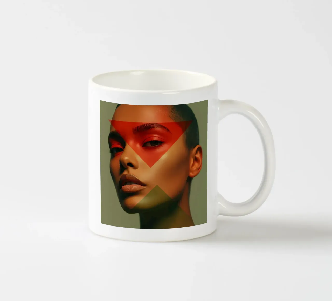 Ritratto di viso di donna calva con sovrapposizione geometrica tazza in ceramica da DesignDoodle