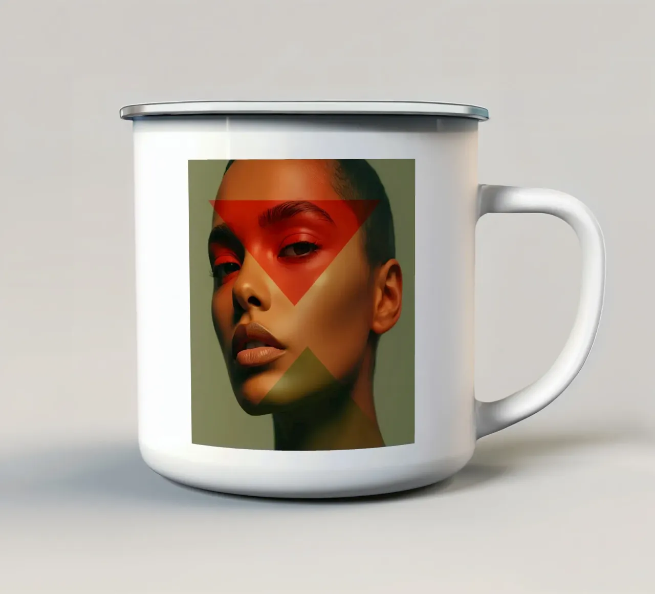 Ritratto di viso di donna calva con sovrapposizione geometrica tazza in smalto da DesignDoodle