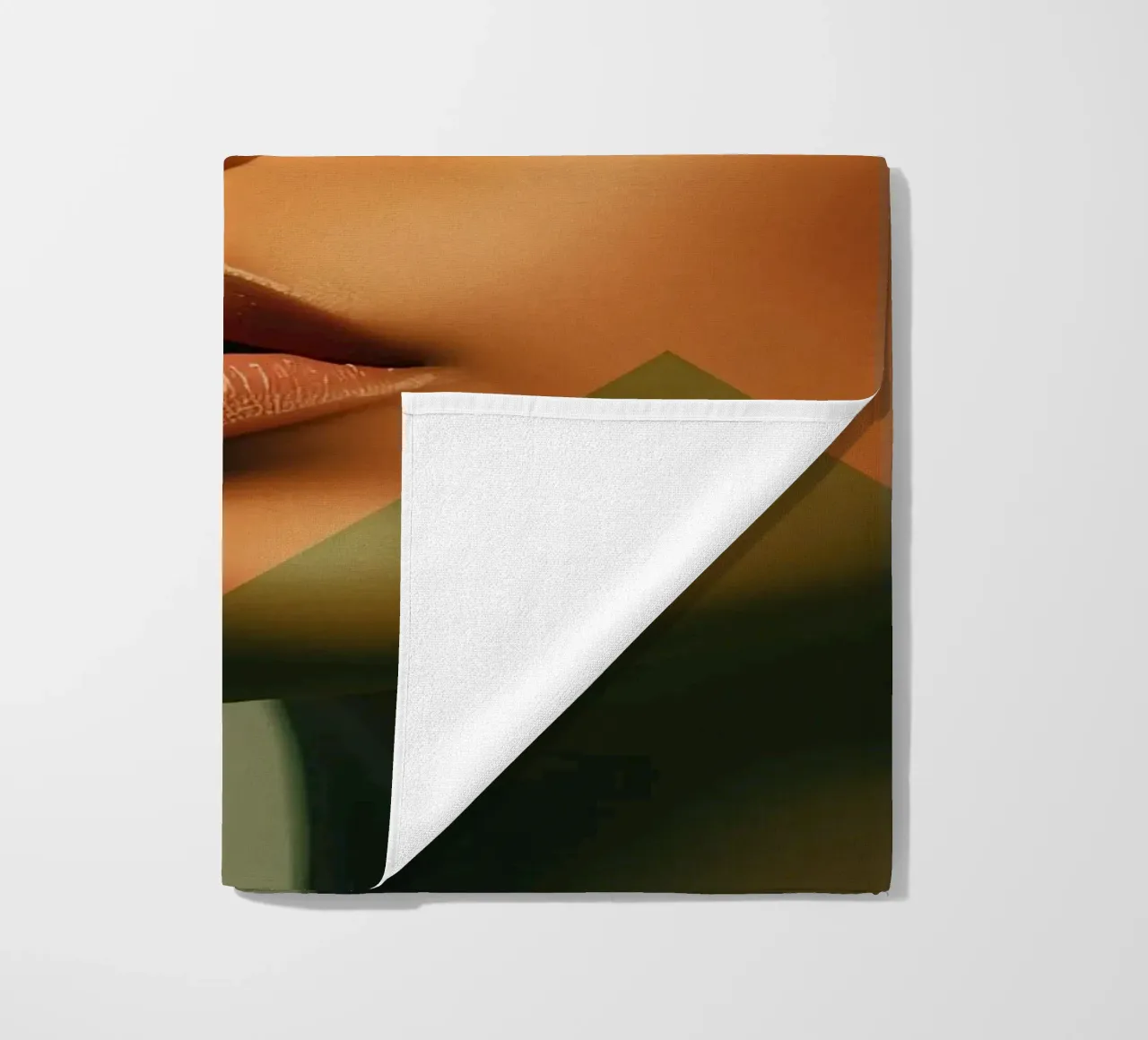 Ritratto di viso di donna calva con sovrapposizione geometrica telo mare da DesignDoodle