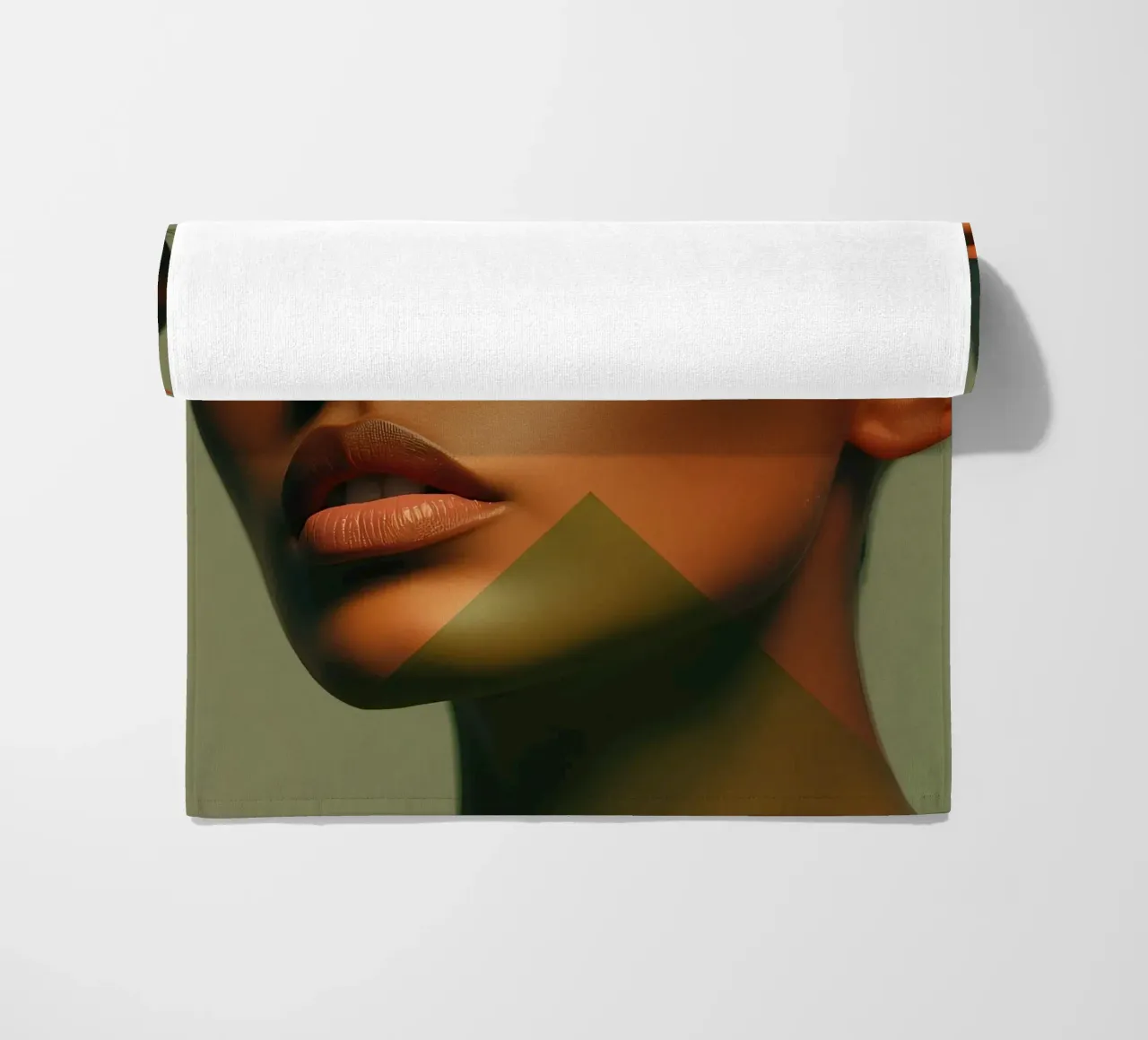 Ritratto di viso di donna calva con sovrapposizione geometrica telo mare da DesignDoodle