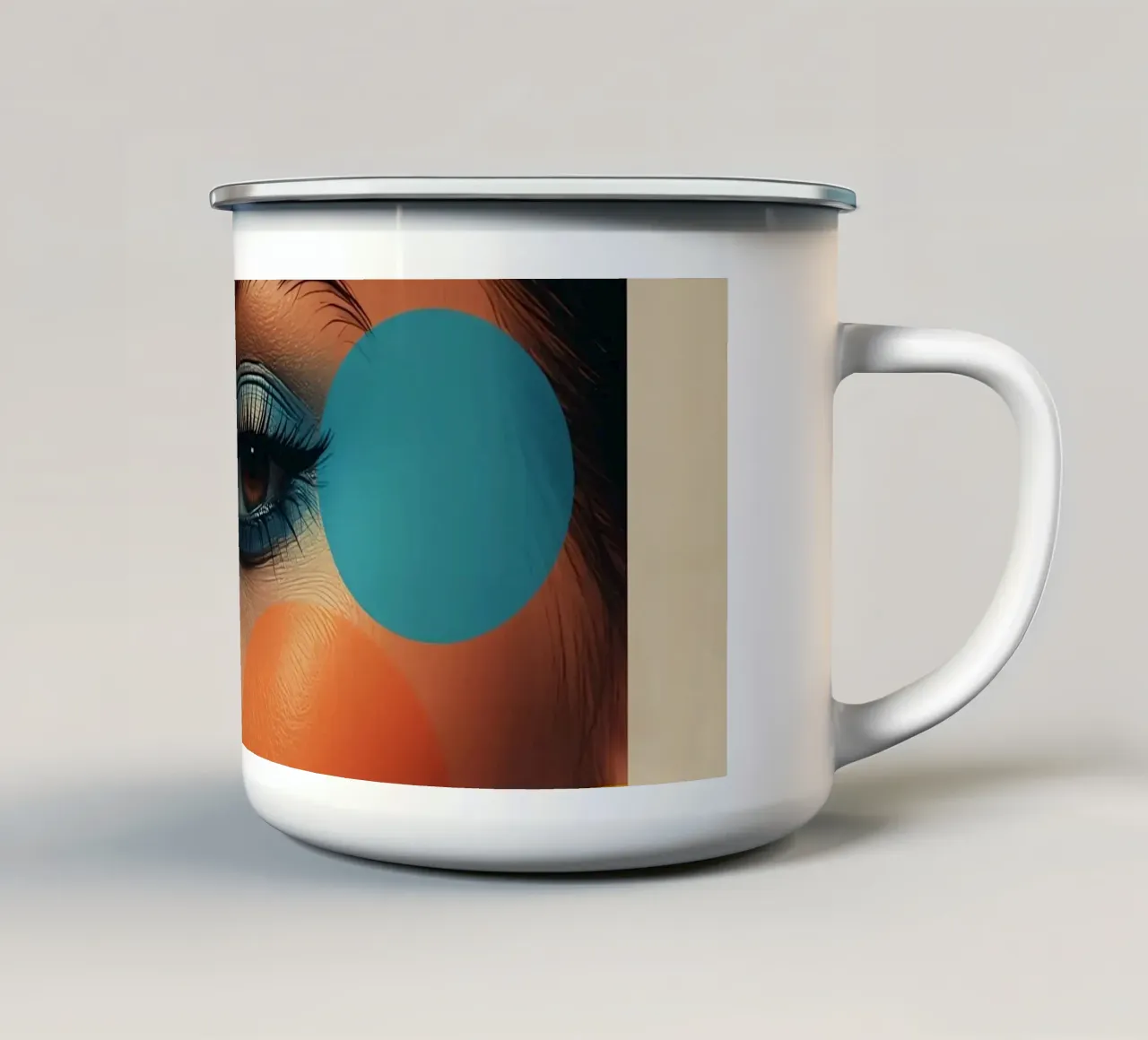 Volto di donna con ombretto blu e sovrapposizione geometrica tazza in smalto da DesignDoodle