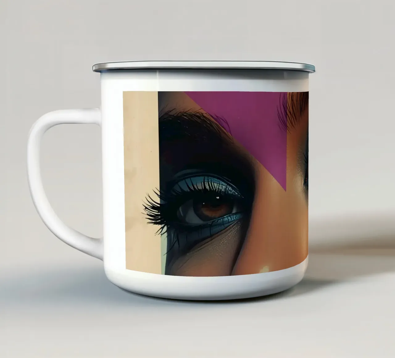 Volto di donna con ombretto blu e sovrapposizione geometrica tazza in smalto da DesignDoodle
