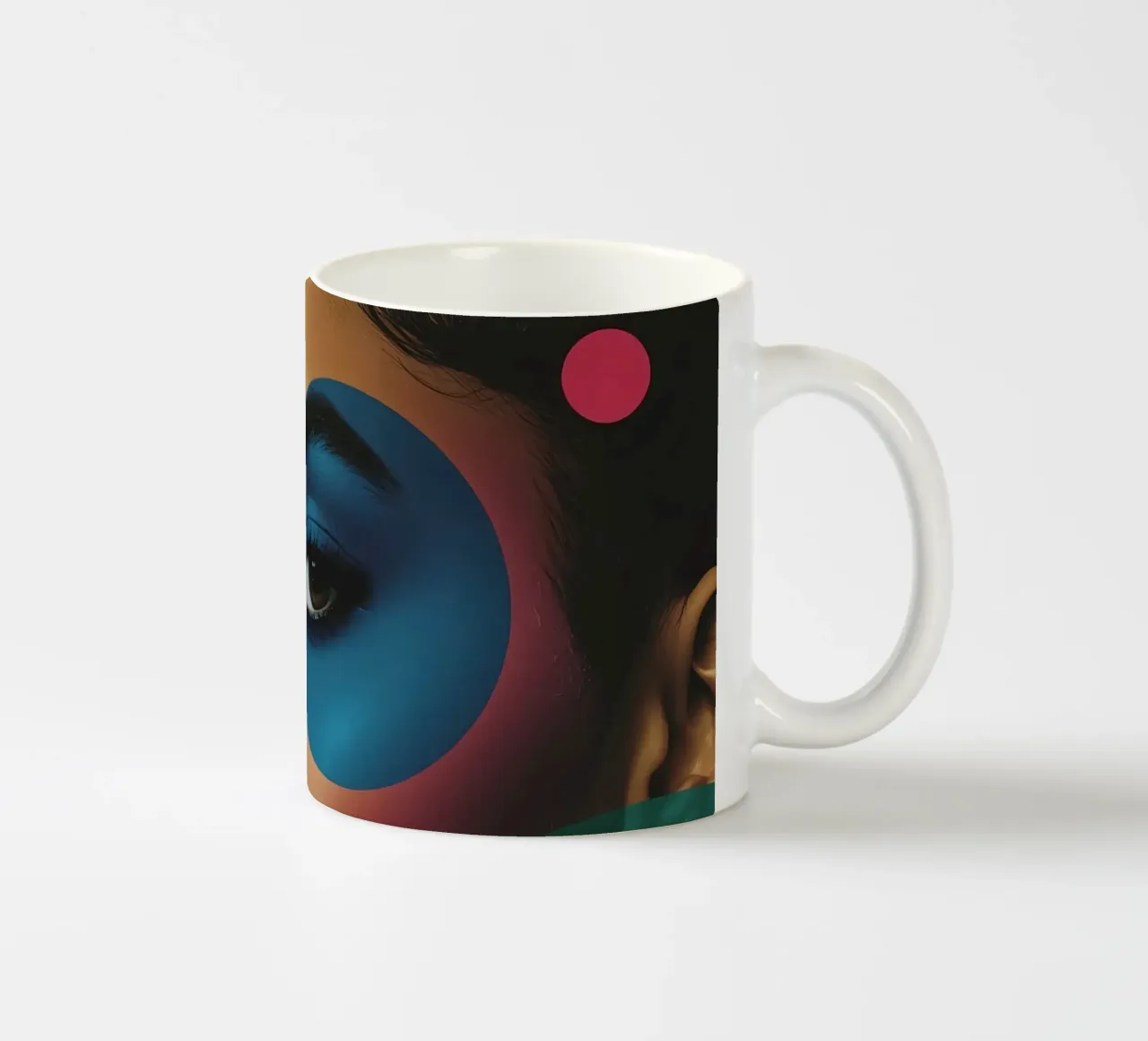 Volto di donna con ombretto blu e forme geometriche tazza in ceramica da DesignDoodle