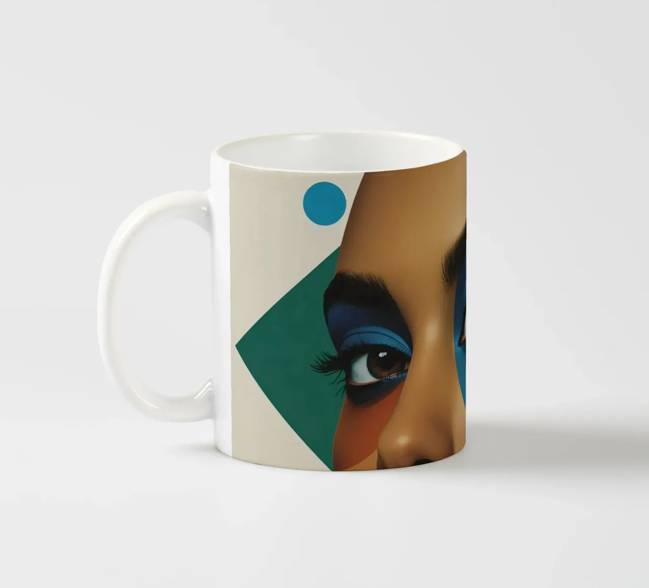Volto di donna con ombretto blu e forme geometriche tazza in ceramica da DesignDoodle