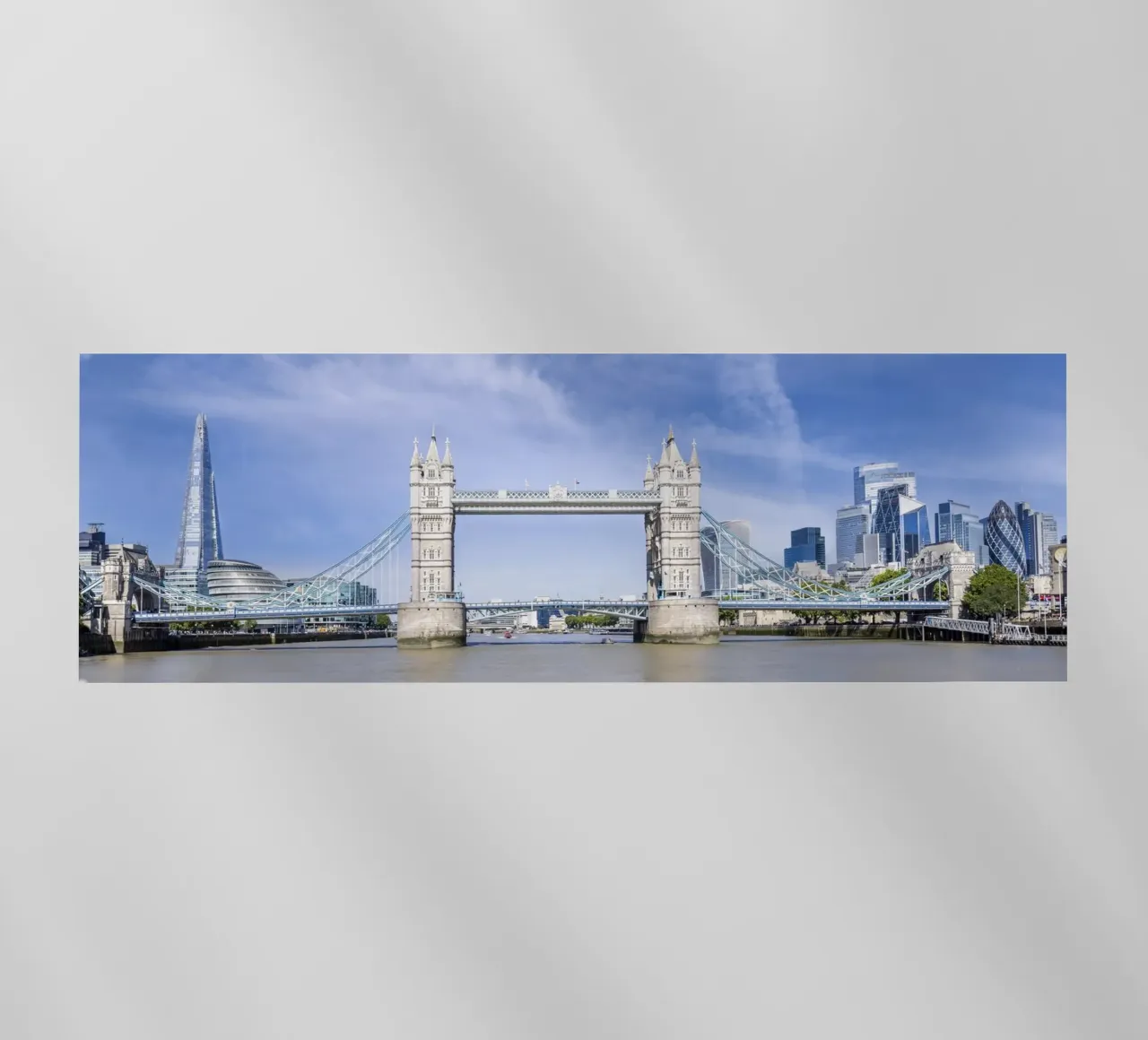 L'unico Tower Bridge in un panorama moderno della città pellicola backlit da Melanie Viola