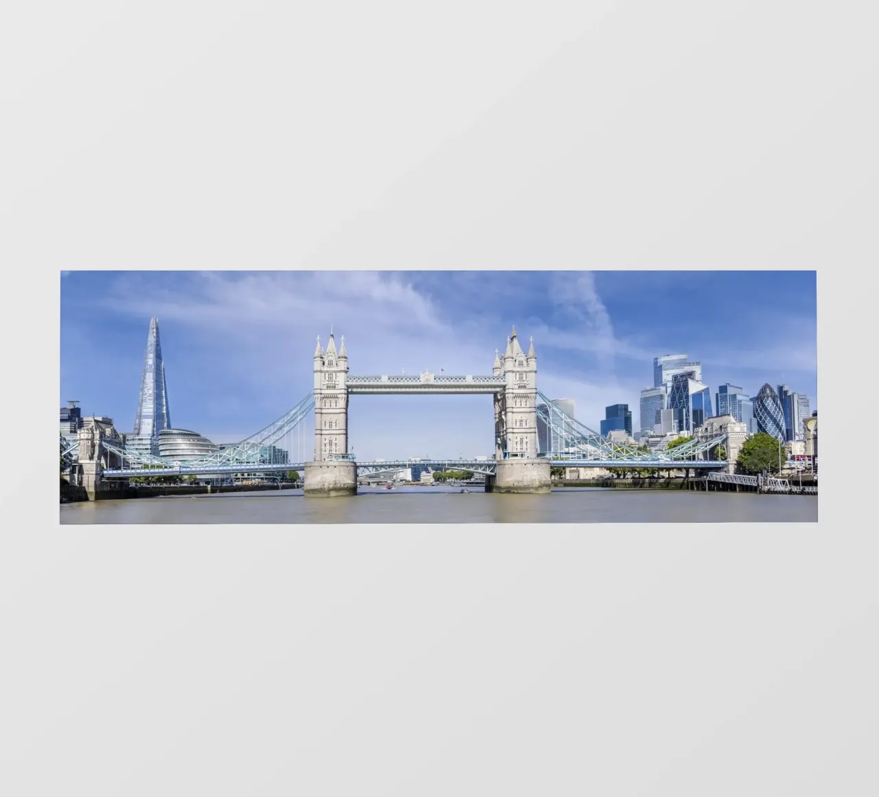 L'unico Tower Bridge in un panorama moderno della città pellicola backlit da Melanie Viola