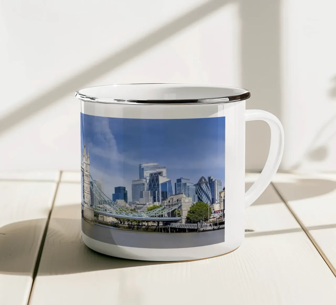 L'unico Tower Bridge in un panorama moderno della città tazza in smalto da Melanie Viola