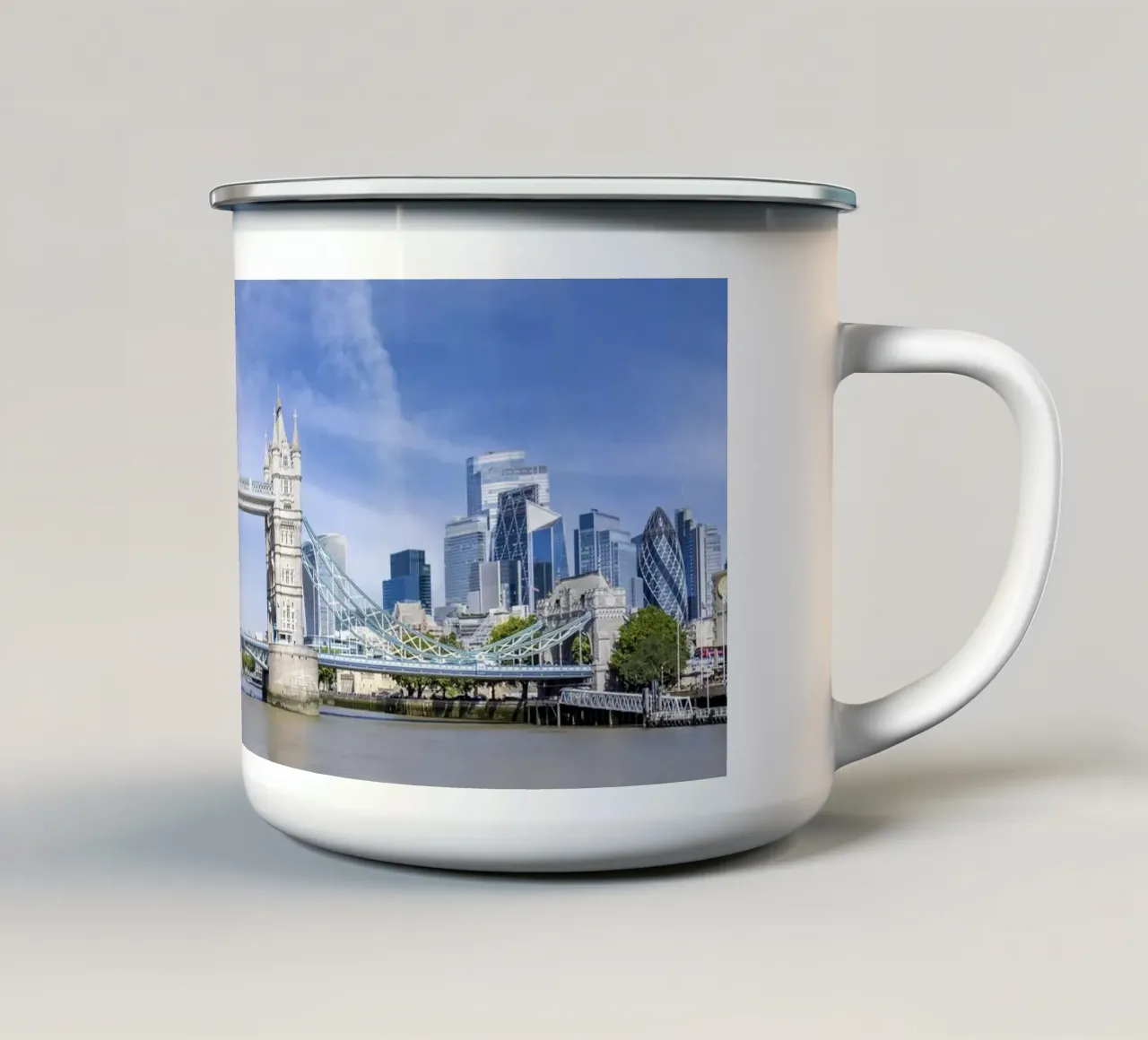 L'unico Tower Bridge in un panorama moderno della città tazza in smalto da Melanie Viola