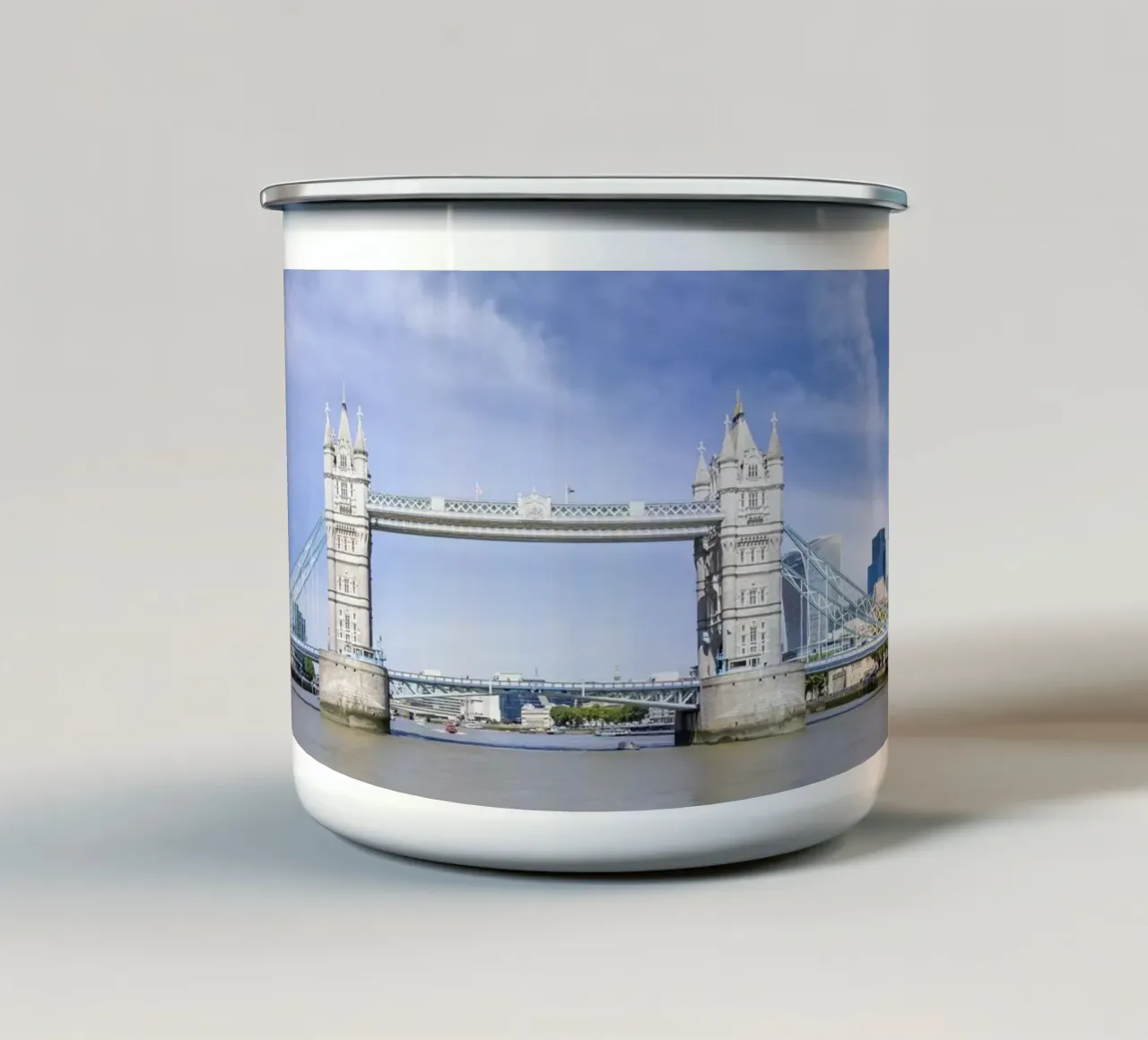 L'unico Tower Bridge in un panorama moderno della città tazza in smalto da Melanie Viola