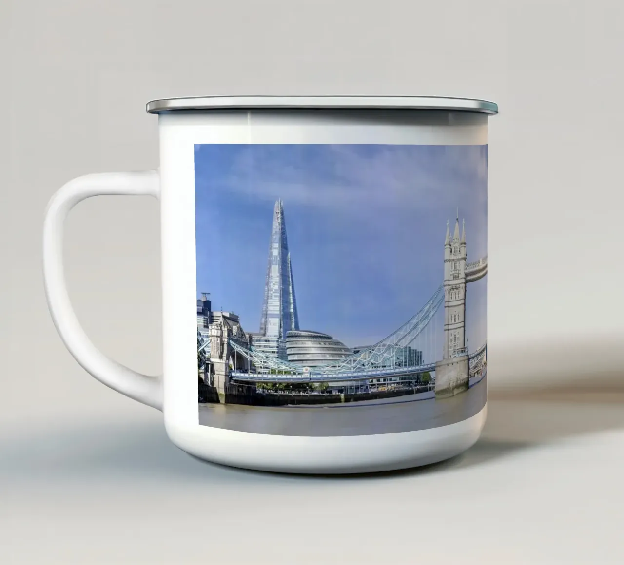 L'unico Tower Bridge in un panorama moderno della città tazza in smalto da Melanie Viola