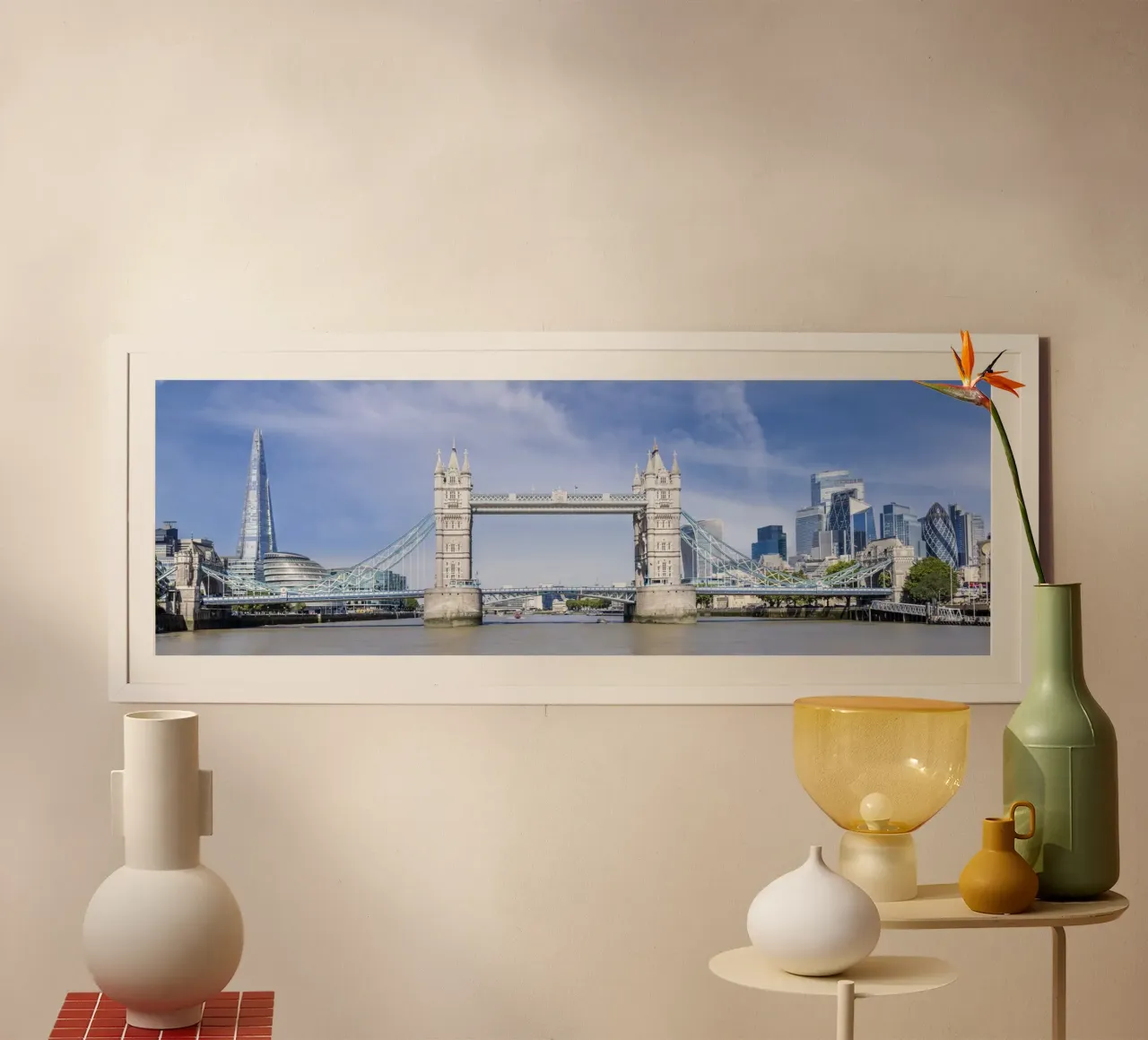 Tower Bridge unique en son genre dans un panorama urbain moderne poster de Melanie Viola