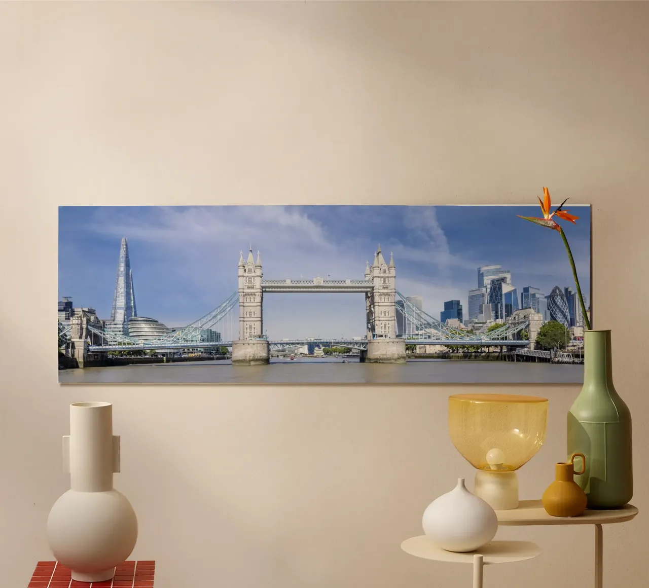 L'unico Tower Bridge in un panorama moderno della città poster con telaio in legno da Melanie Viola