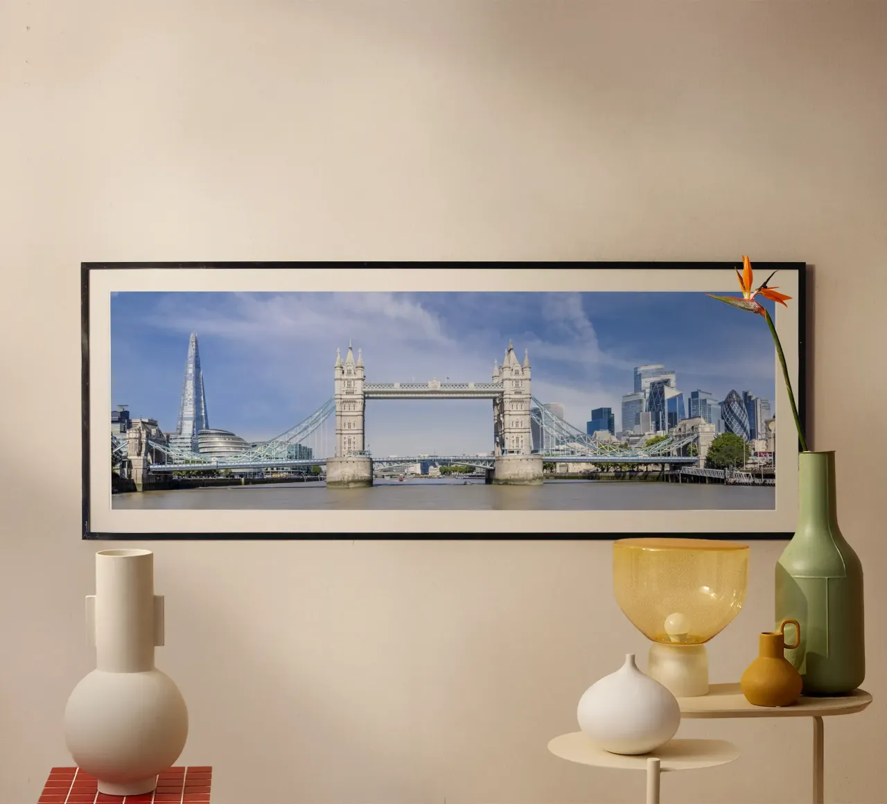 L'unico Tower Bridge in un panorama moderno della città poster con telaio in legno da Melanie Viola