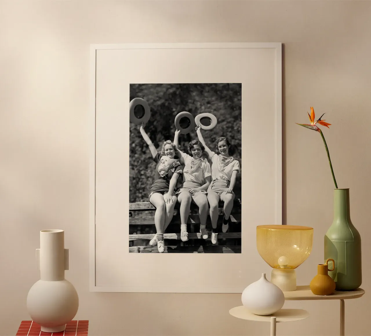 Cowgirls seduti sul recinto, occidentale in bianco e nero vecchia foto poster con telaio in alluminio da Vibrant Vintage Prints