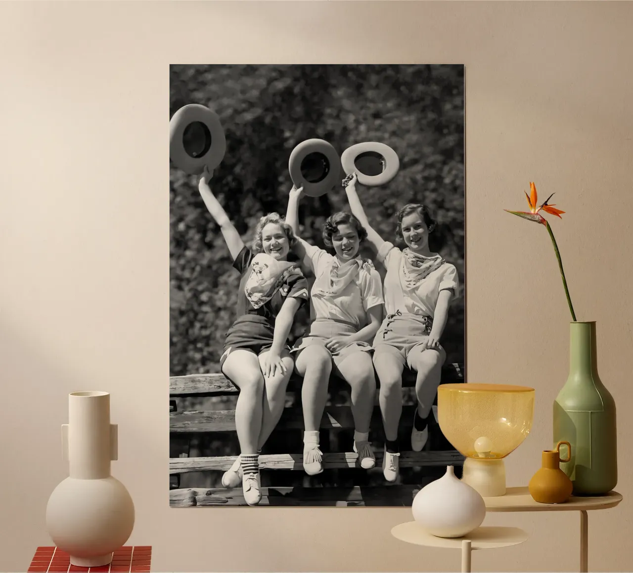 Cowgirls seduti sul recinto, occidentale in bianco e nero vecchia foto poster con telaio in alluminio da Vibrant Vintage Prints