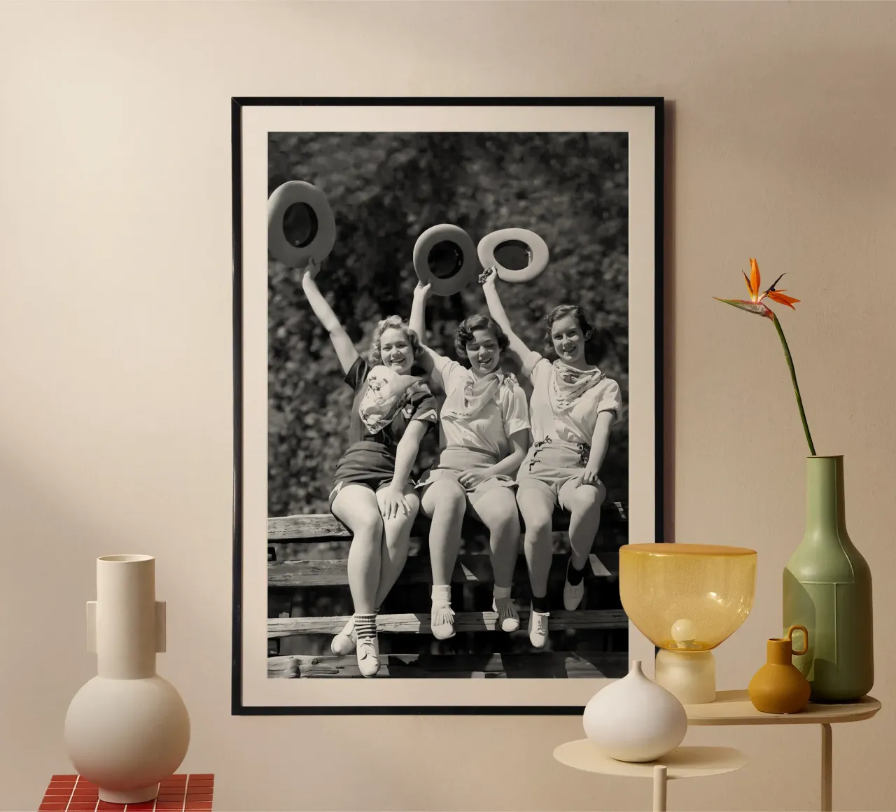 Cowgirls seduti sul recinto, occidentale in bianco e nero vecchia foto poster con telaio in alluminio da Vibrant Vintage Prints