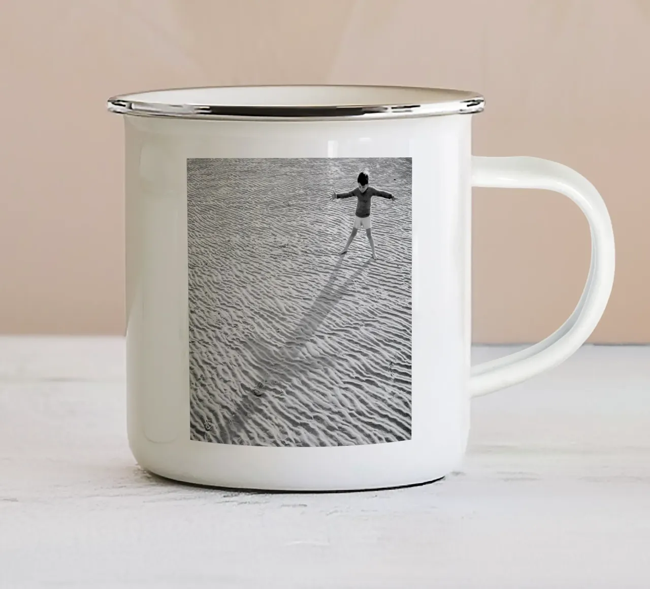 Little Boy and Shadow on Beach, Black and White Old Photo tazza in smalto da Vibrant Vintage Prints