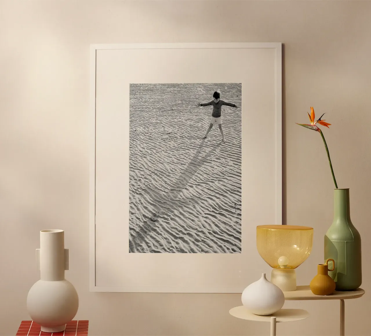 Bambino e ombra sulla spiaggia in bianco e nero vecchia foto poster da Vibrant Vintage Prints