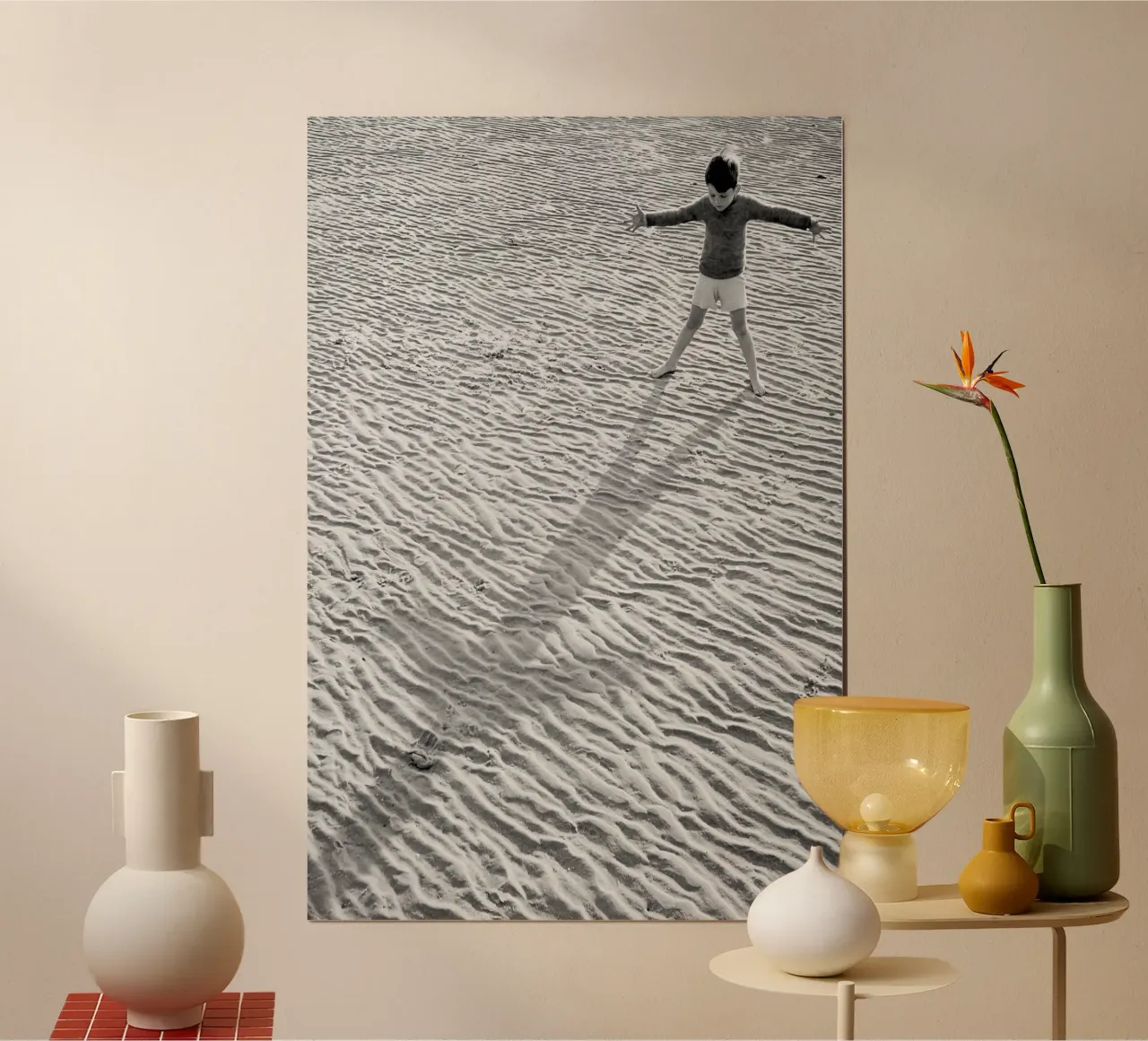 Bambino e ombra sulla spiaggia in bianco e nero vecchia foto poster da Vibrant Vintage Prints