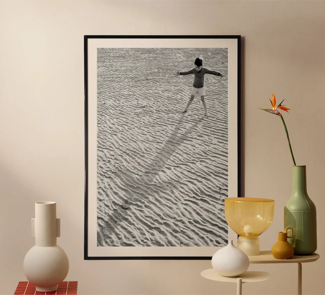 Bambino e ombra sulla spiaggia in bianco e nero vecchia foto poster da Vibrant Vintage Prints