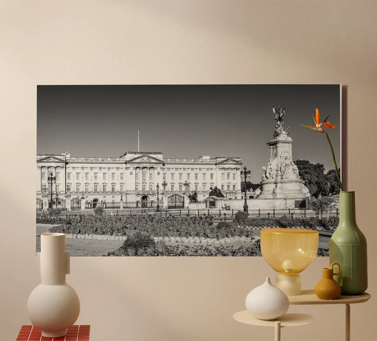 Sommer am Buckingham Palace - Panorama in zwart-wit canvas met Baklijst van Melanie Viola
