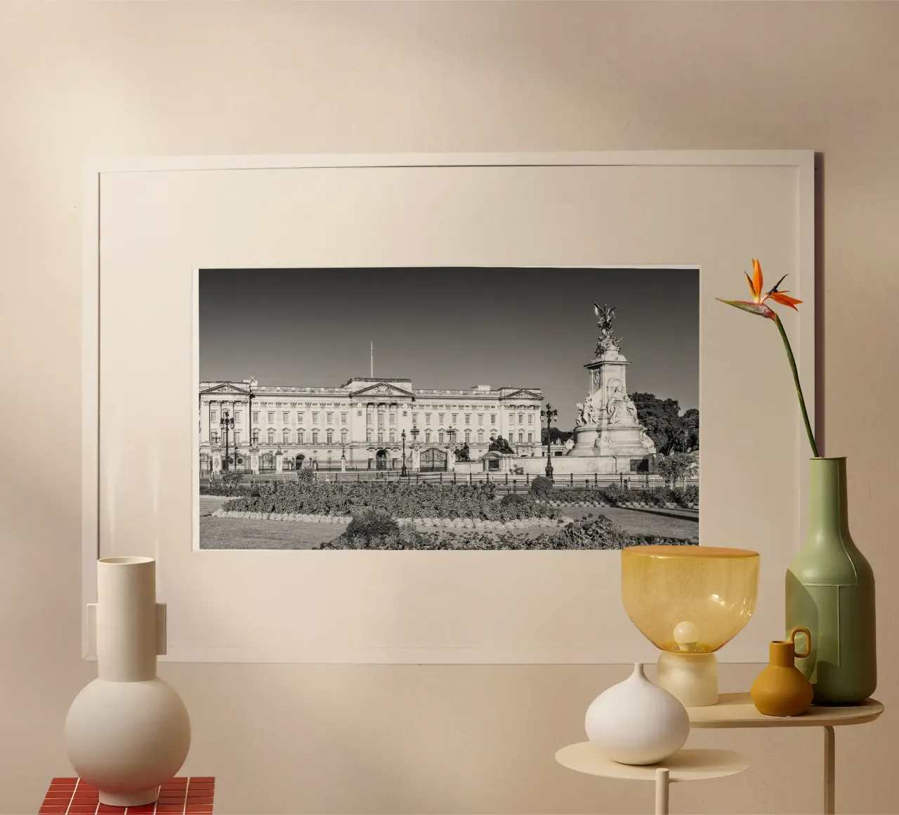 Sommer am Buckingham Palace - Panorama monocromatico poster con telaio in plastica da Melanie Viola