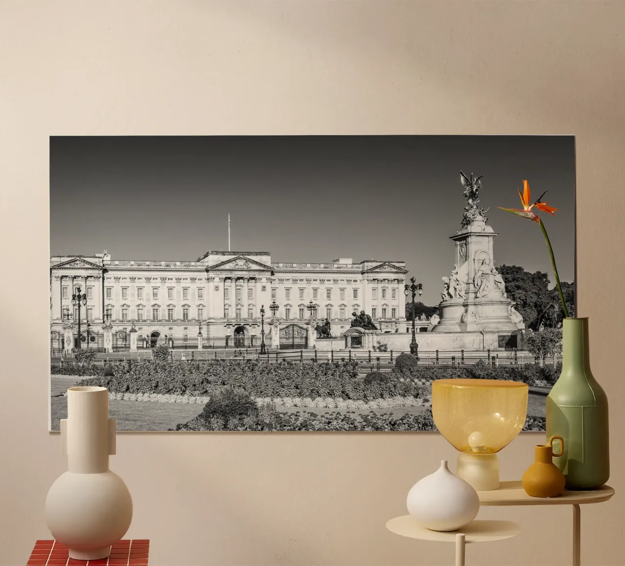 Sommer am Buckingham Palace - Panorama monocromatico poster con telaio in plastica da Melanie Viola