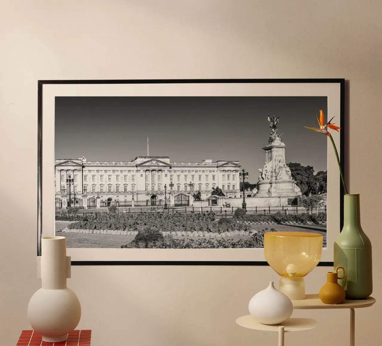 Sommer am Buckingham Palace - Panorama monocromatico poster con telaio in plastica da Melanie Viola