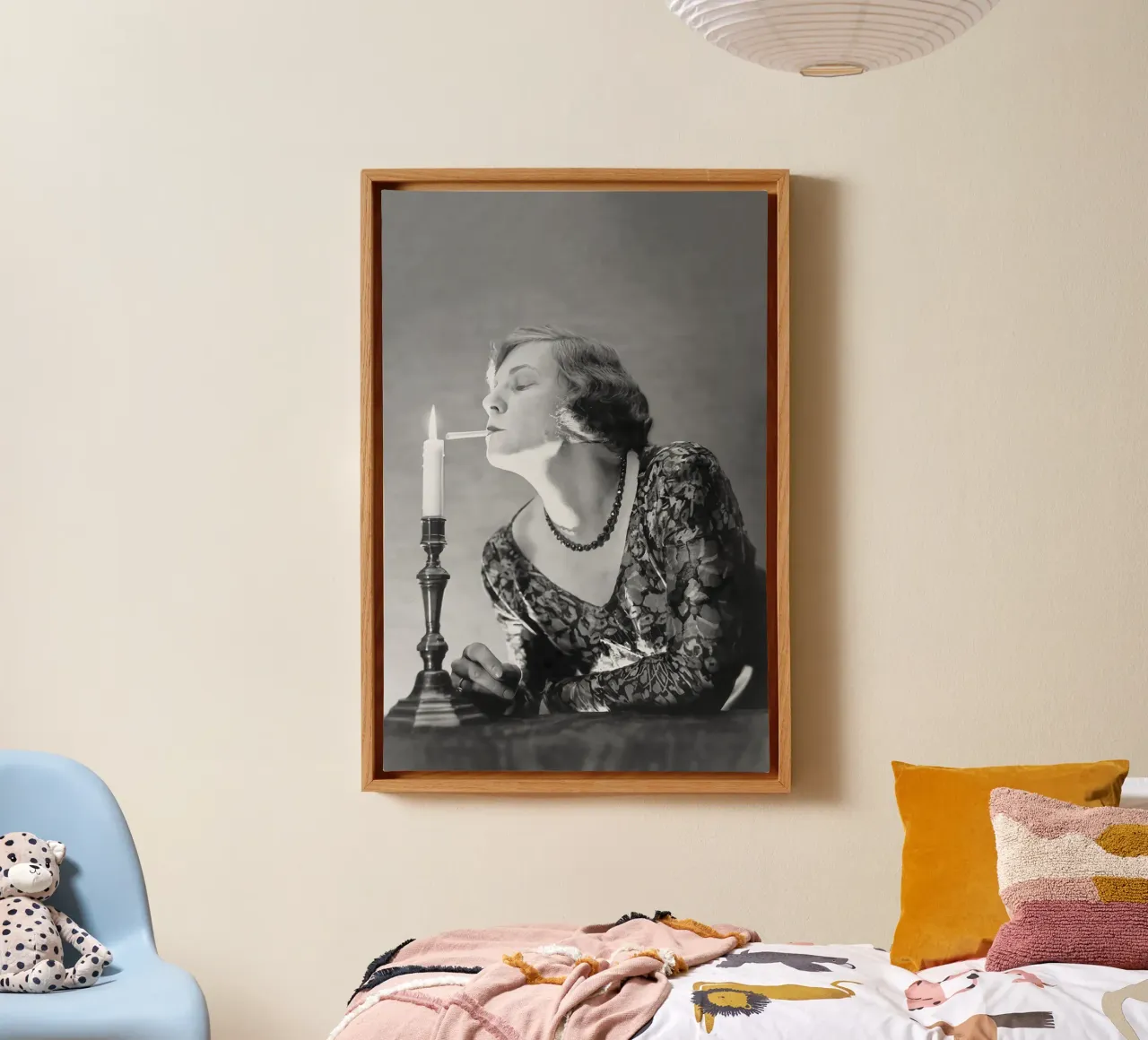 Femme allumant une cigarette avec une bougie, photo en noir et blanc toile avec Caisse américaine de Vibrant Vintage Prints
