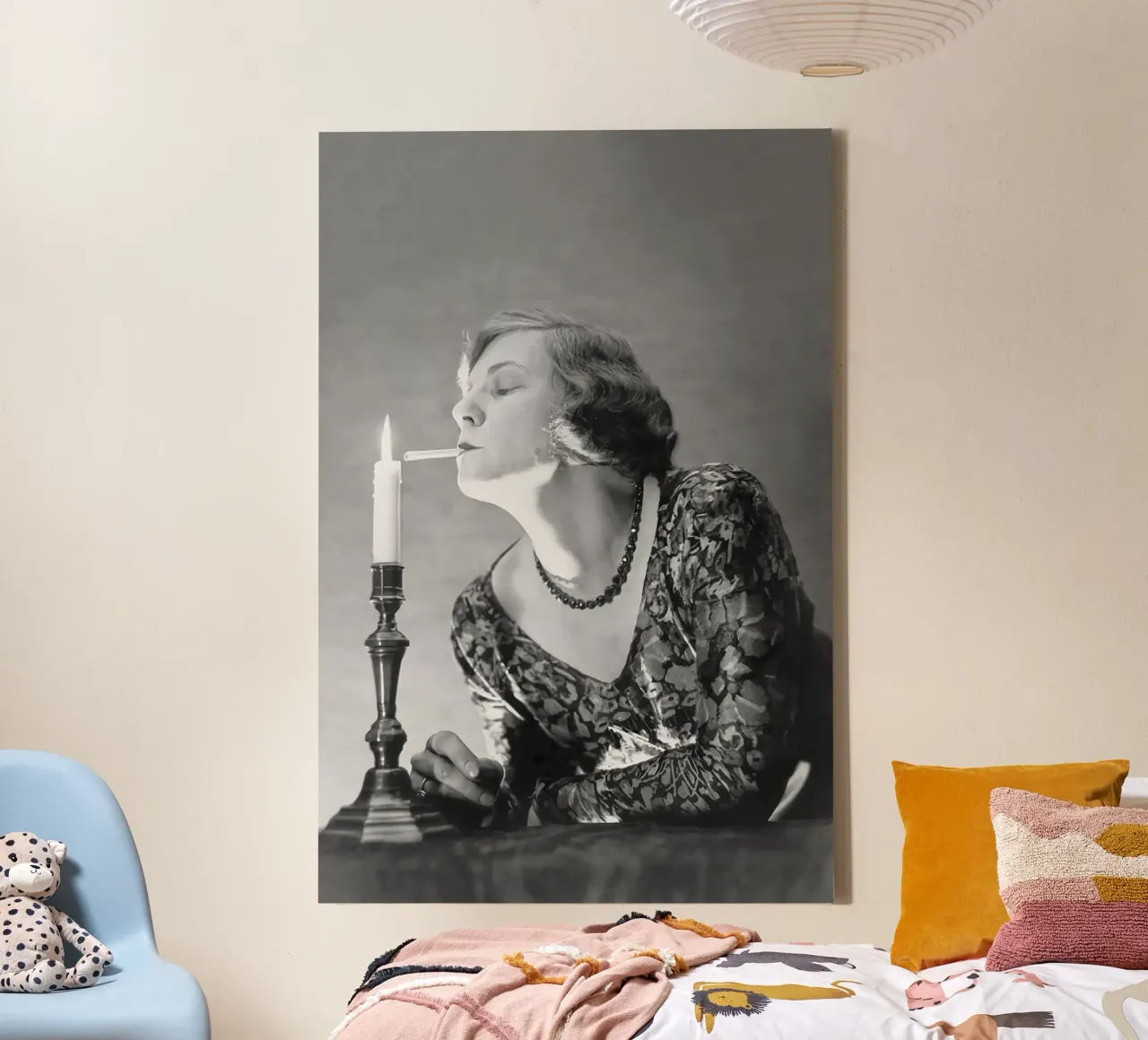 Femme allumant une cigarette avec une bougie, photo en noir et blanc toile avec Caisse américaine de Vibrant Vintage Prints