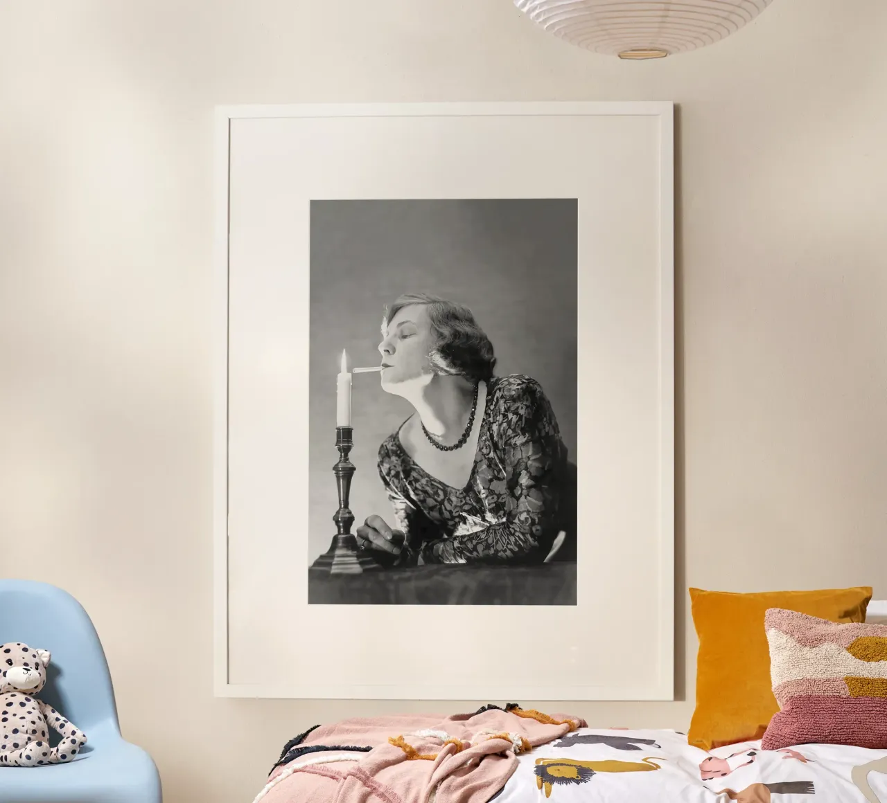 Femme allumant une cigarette avec une bougie, photo en noir et blanc poster avec cadre en aluminium de Vibrant Vintage Prints
