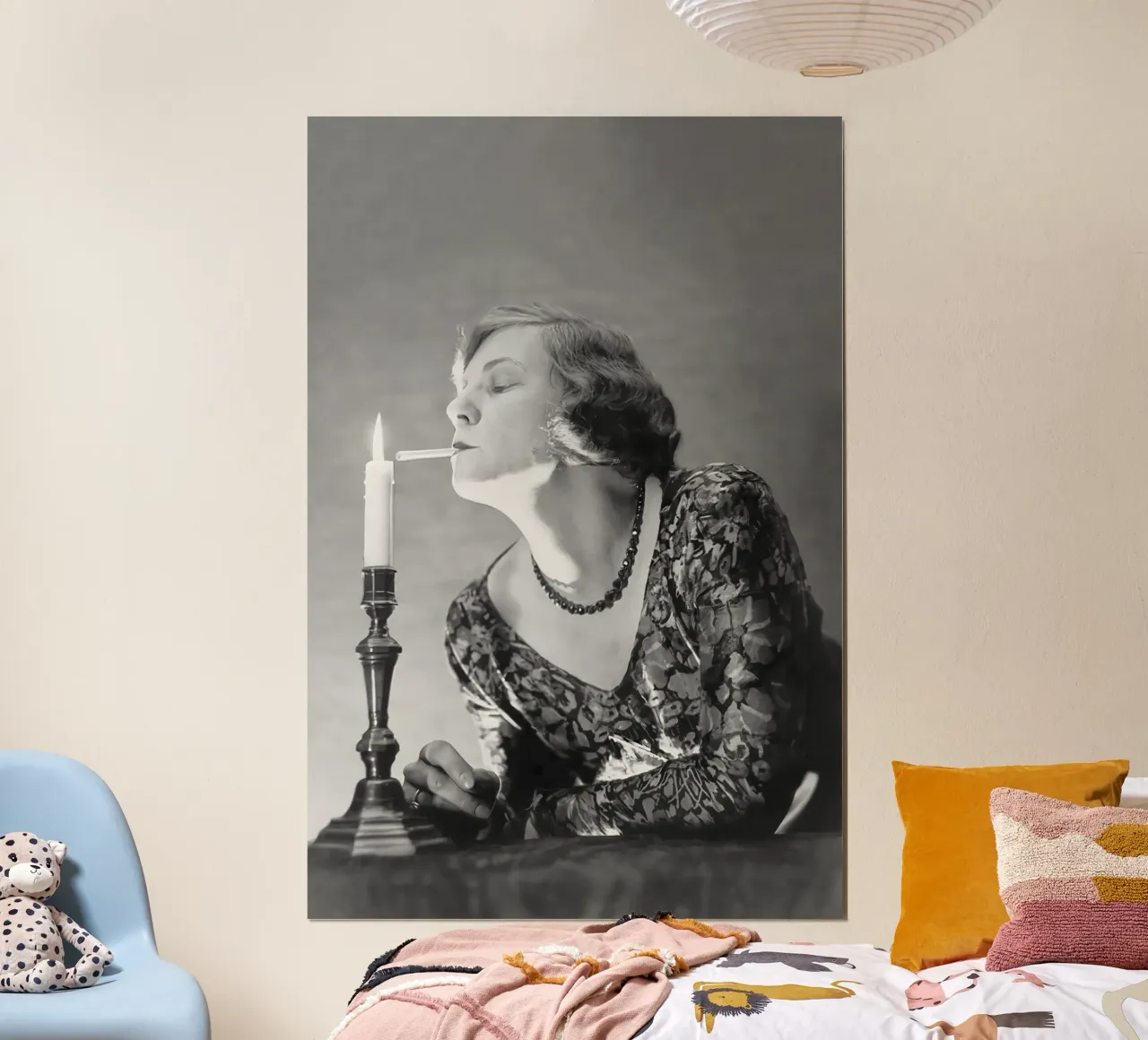 Femme allumant une cigarette avec une bougie, photo en noir et blanc poster avec cadre en aluminium de Vibrant Vintage Prints