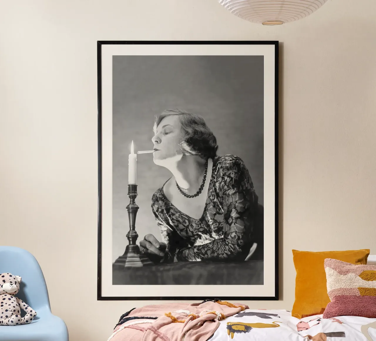Femme allumant une cigarette avec une bougie, photo en noir et blanc poster avec cadre en aluminium de Vibrant Vintage Prints